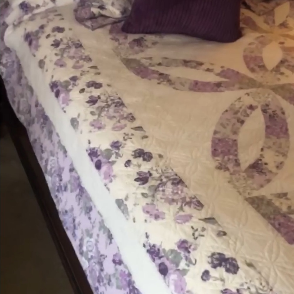 MARTHA STEWART FLORAL Quilt with   matching Shams🪻💐 - Picture 4 of 7